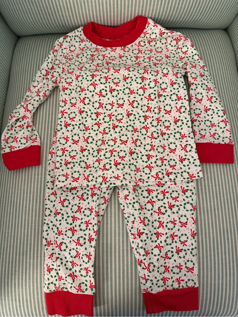 Petit Bebe Christmas Holiday Bow Mistletoe Print Pajama Set - Red & White
